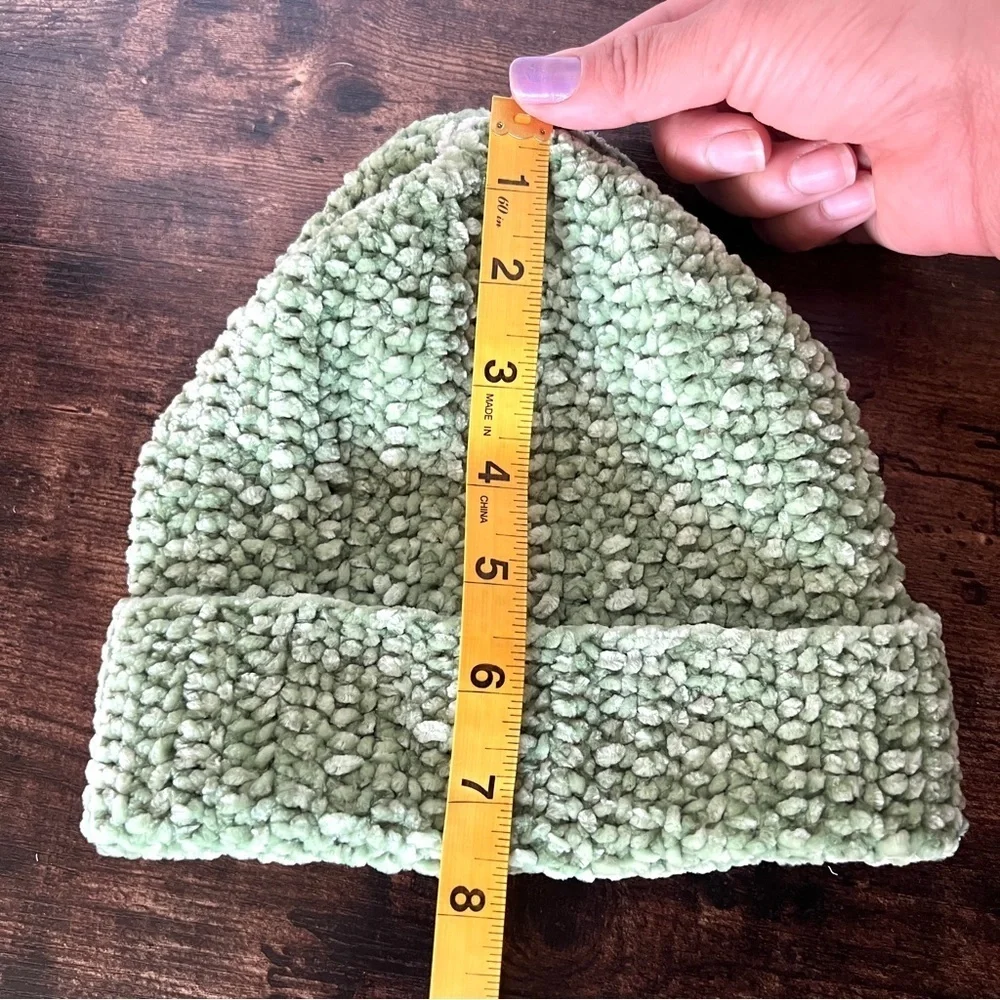 Crochet PRE-OWNED Green & White Handmade Baby Beanie Size 6-12 Months
